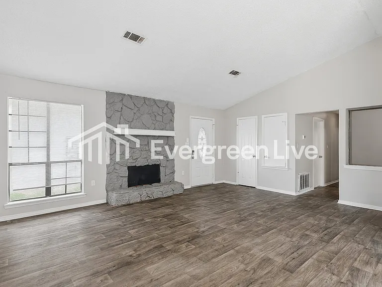 213 Eagle Dr — Photo 3