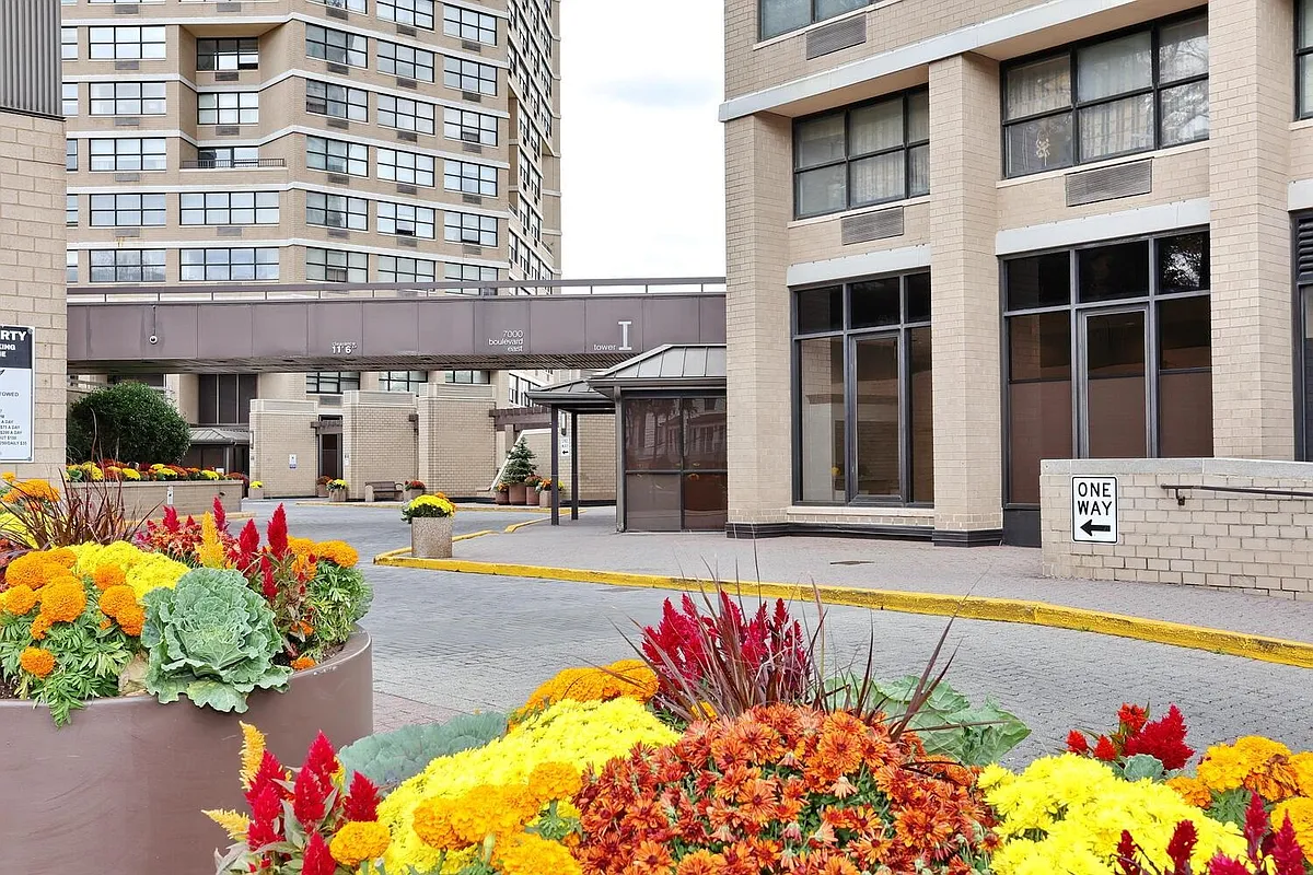 Building Photo - 7002 Boulevard East #15B
