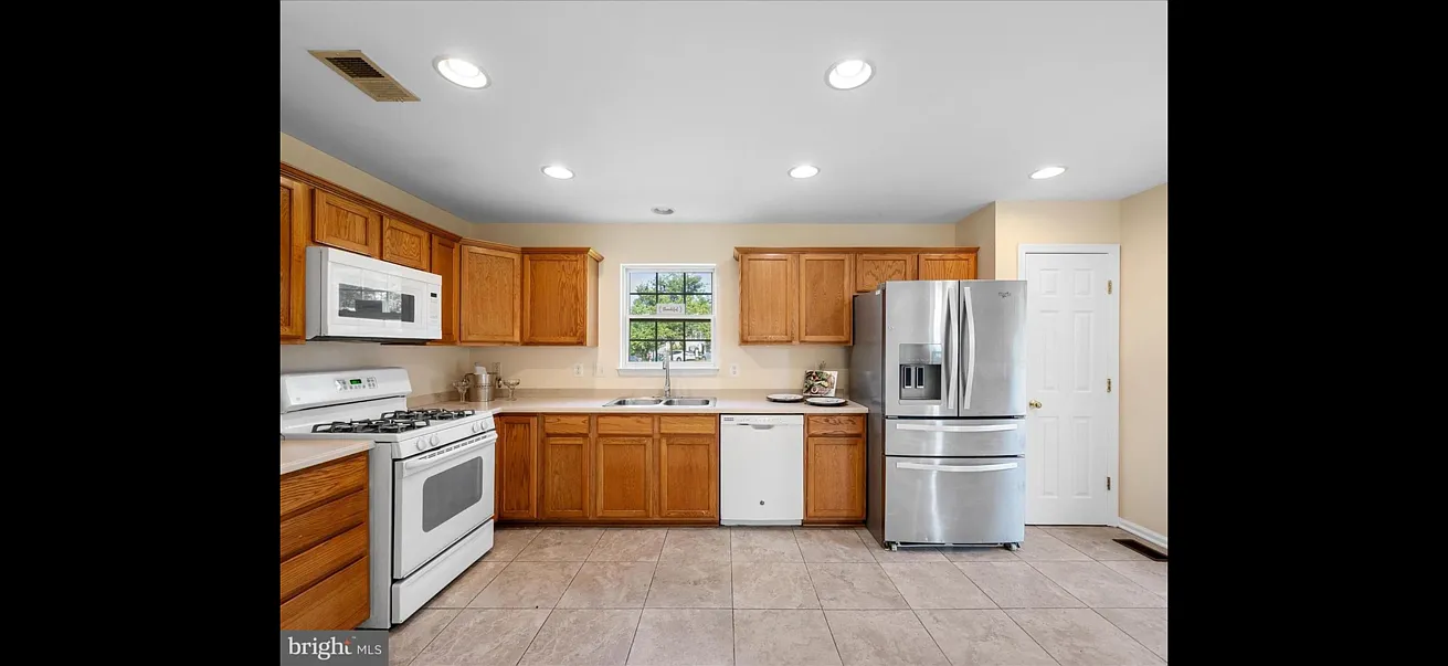4 bed, 3.5 bath, 2280 sqft, $2,495 — Photo 4