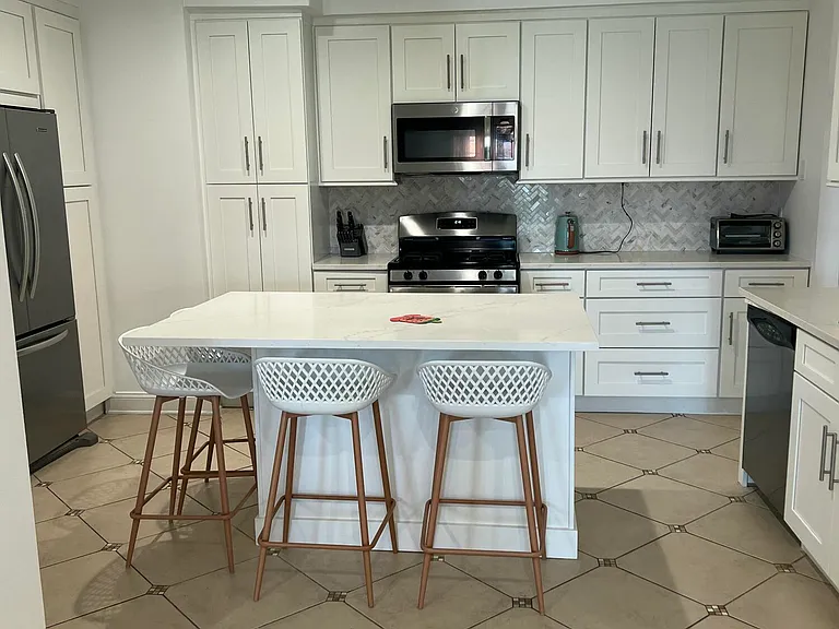 121 Riviera Dr — Photo 3