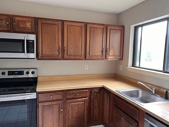 5th image of 14 Crossroads Ln
