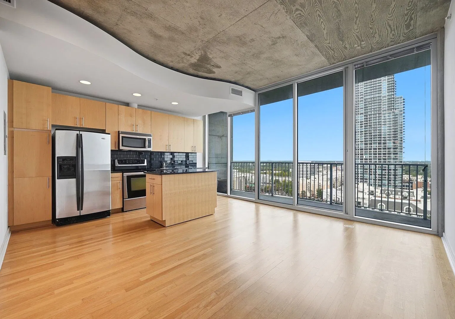 Experience Uptown Charlotte living from the 16th floor of Avenue Condominiums! — Photo 3
