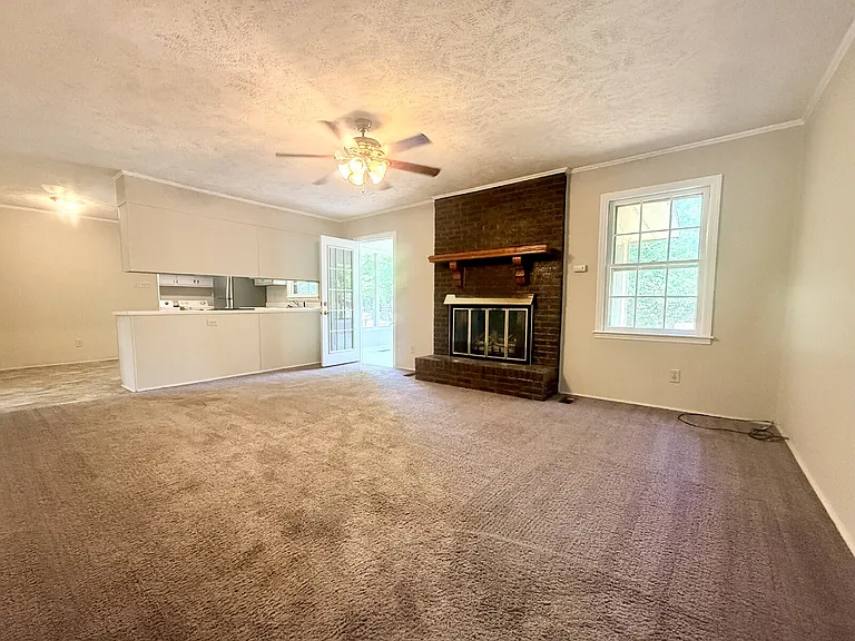 1525 Trevino Dr — Photo 5