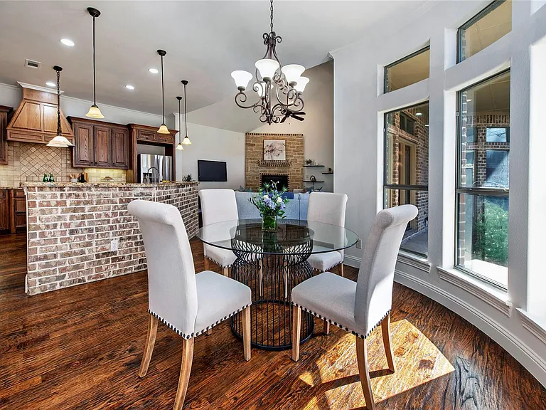 3606 S Versailles Ave — Photo 6
