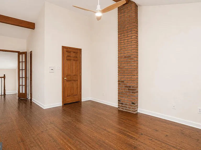 115 E West St — Photo 22