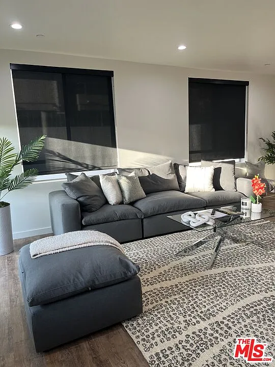 1 bed, 1.0 bath, 925 sqft, $4,500 — Photo 2