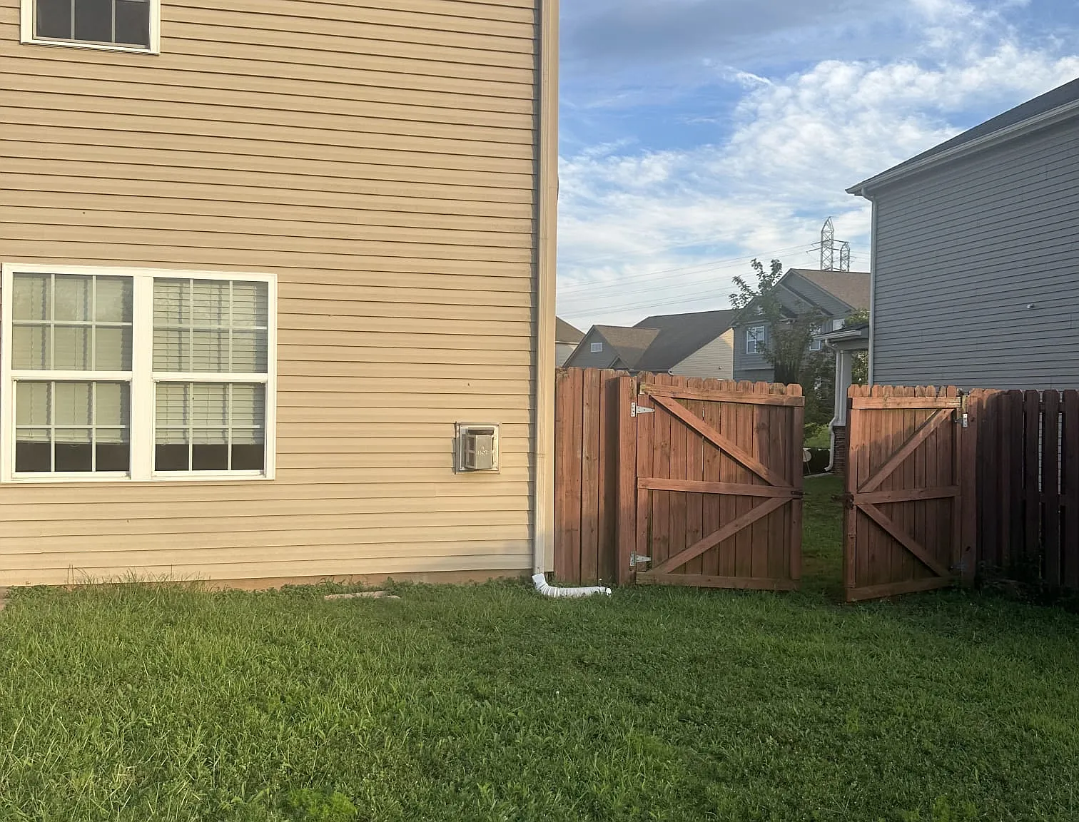 4 bed, 2.5 bath, 2287 sqft, $1,900 — Photo 4