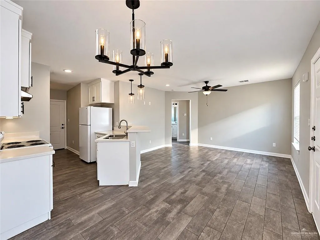 2 bed, 2.0 bath, 3320 sqft, $1,100 — Photo 4