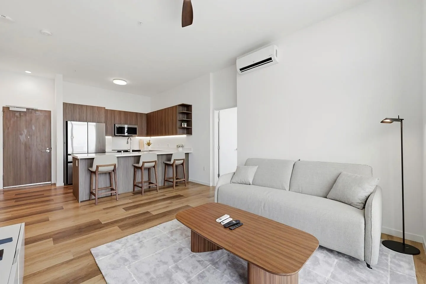 2 bed, 918 sqft, $4,100 — Photo 2