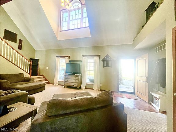 5th image of 118 Lois Ln