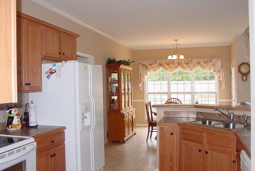 Large Kitchen w/ Breakfast Area 