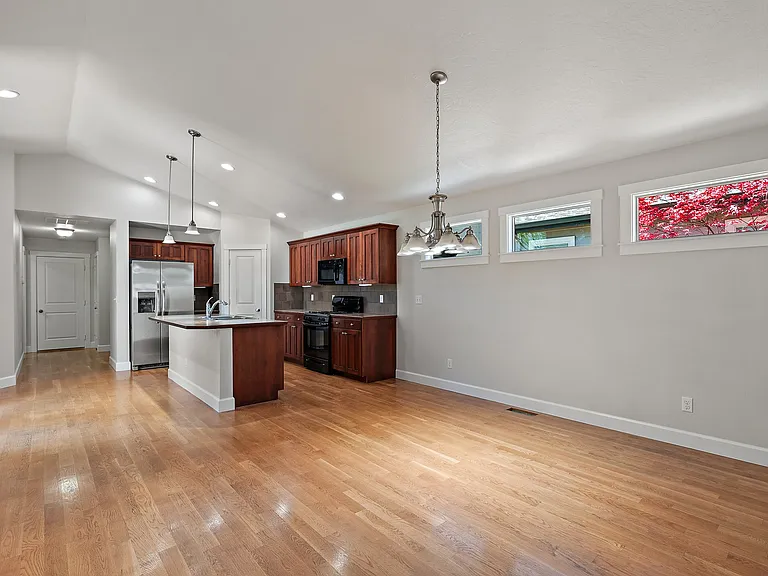 409 W Peck St — Photo 5
