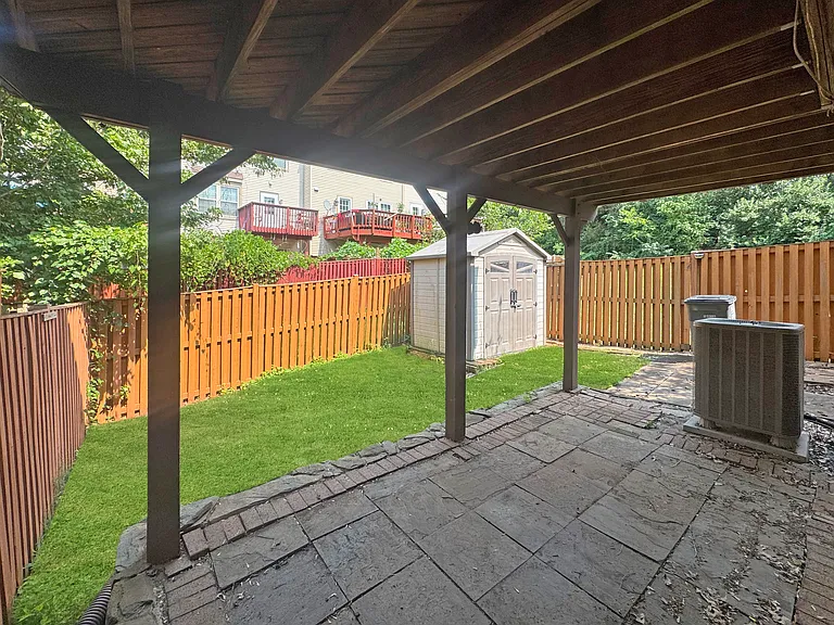 7419 Courtland Cir — Photo 24