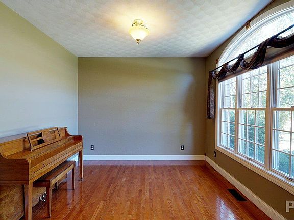 2nd image of 205 Elizabeth Pointe Dr