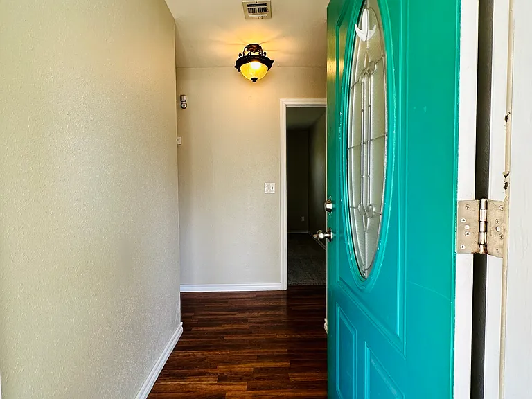 229 W 9th St — Photo 4