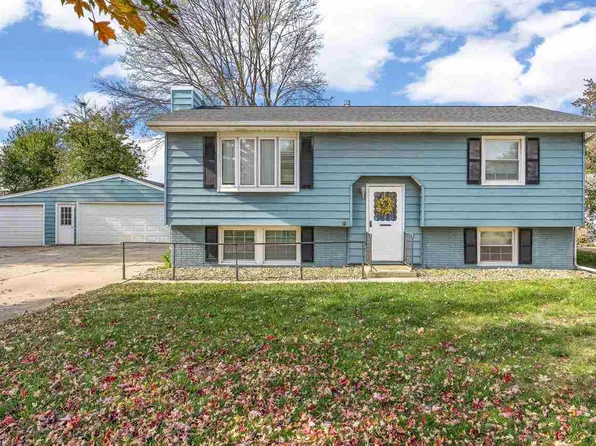5025 Pine Grove Dr NE, Cedar Rapids, IA 52402