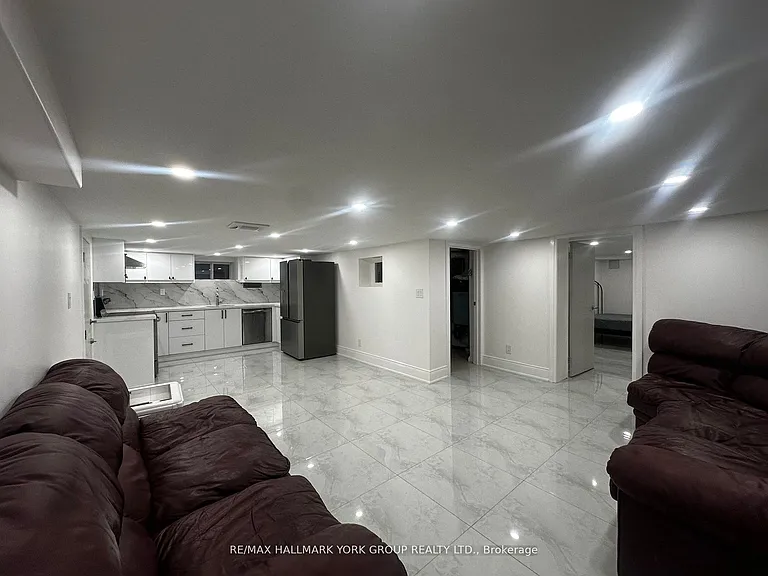 420 Osborne St #LOWER — Photo 10