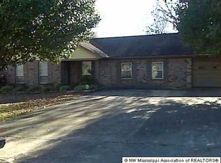 5711 Chapel Hill Dr, Horn Lake, MS 38637