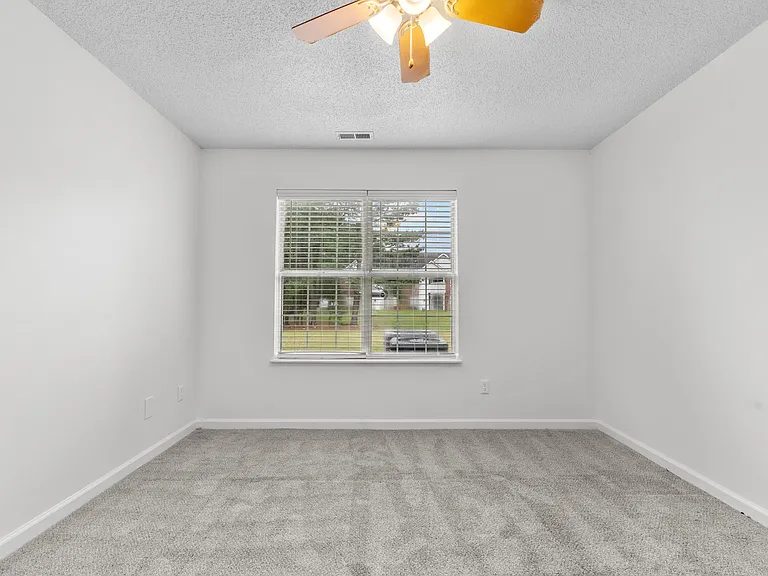 Skyside Landing Apartments — Photo 42