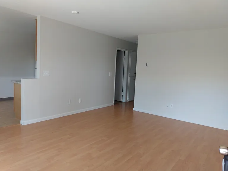 Redwood Apartments — Photo 18