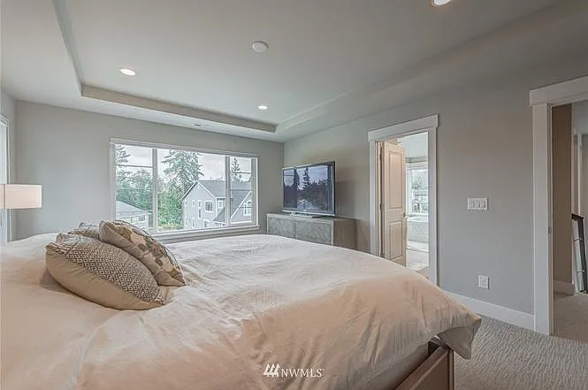 5 bed, 4.5 bath, 3999 sqft, $6,500 — Photo 4