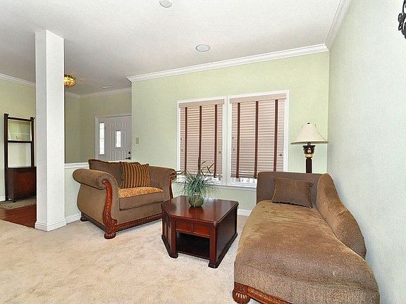 4th image of 121 Hayden Ct