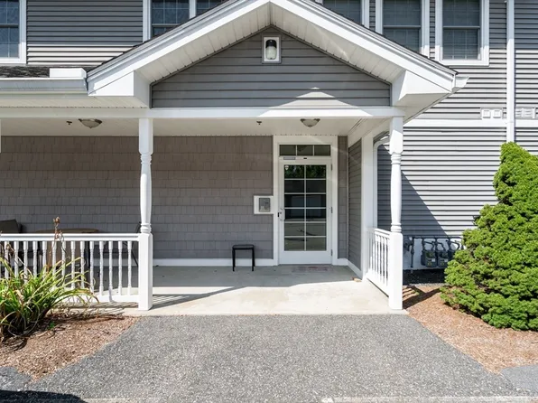 6 Parc Pl APT 8, Southampton, MA 01073