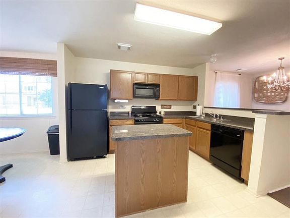 4th image of 11927 Chanteloup Dr