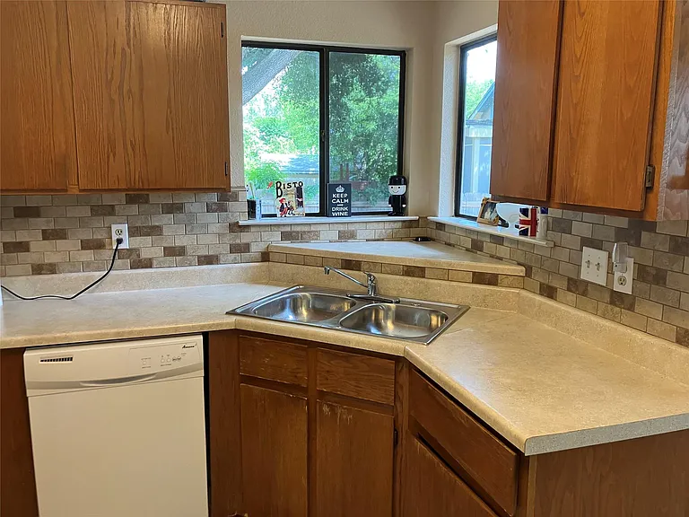 904 Cottonwood Cv — Photo 8
