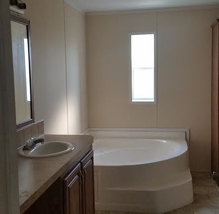 Master bath with soaker tub