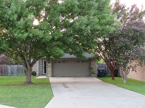3rd image of 974 Parkdale Dr