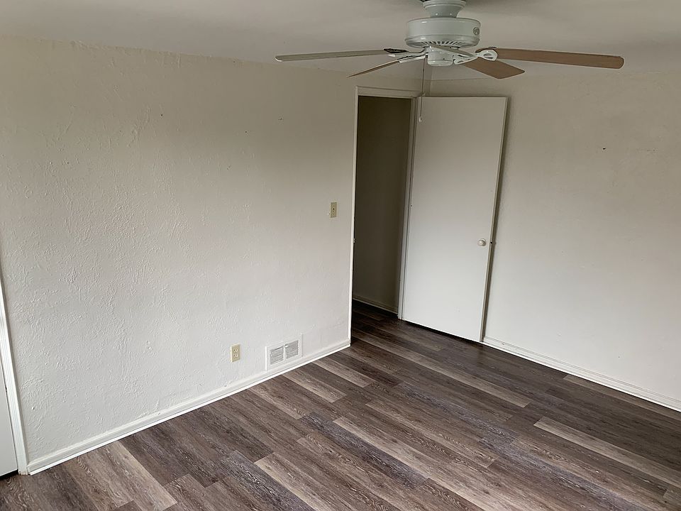 Door to the kitchen/Bath
