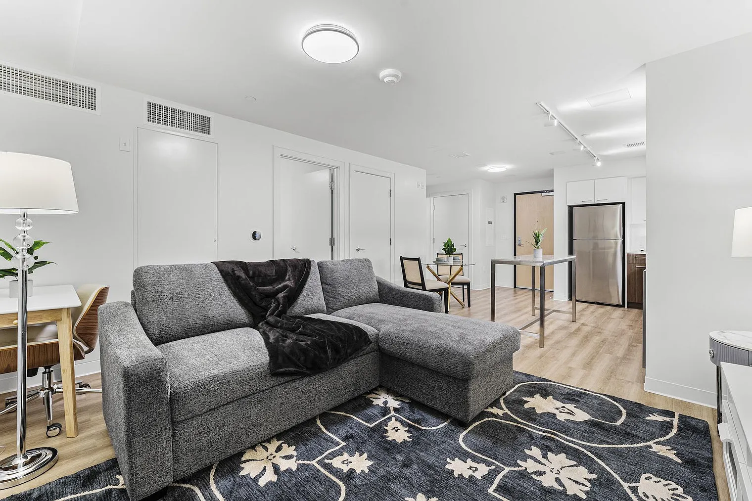 1 bed, 1.0 bath, 656 sqft, $3,744 — Photo 1