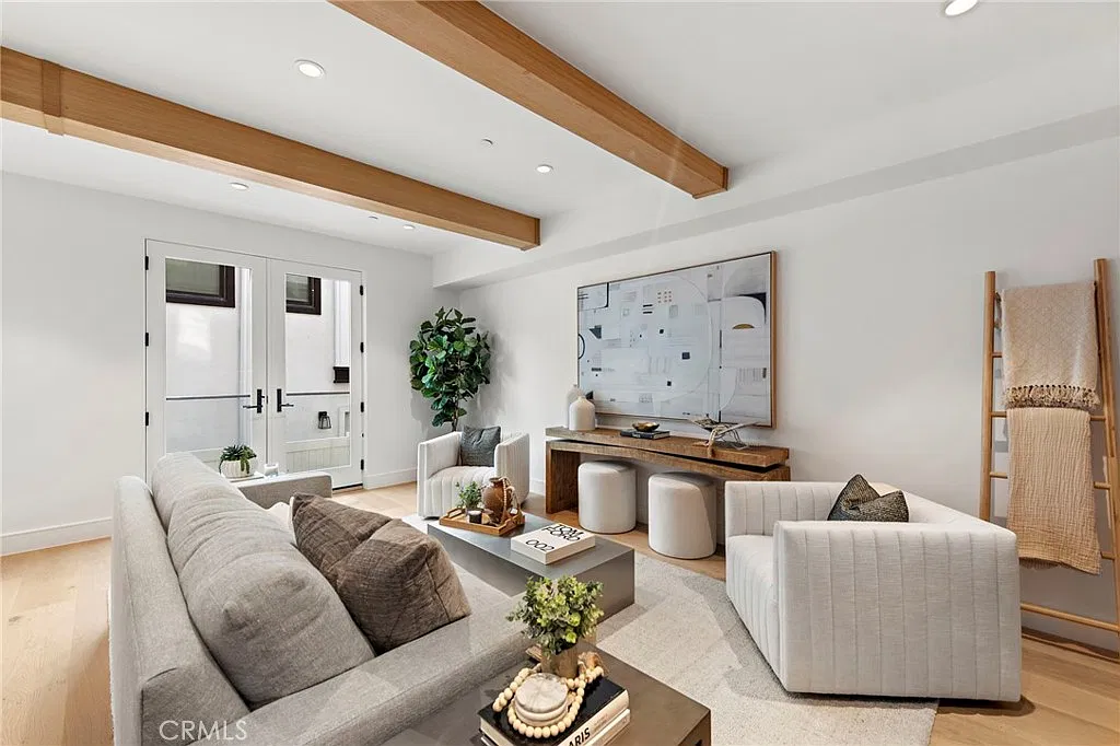 3 bed, 3.0 bath, 2400 sqft, $9,300 — Photo 4
