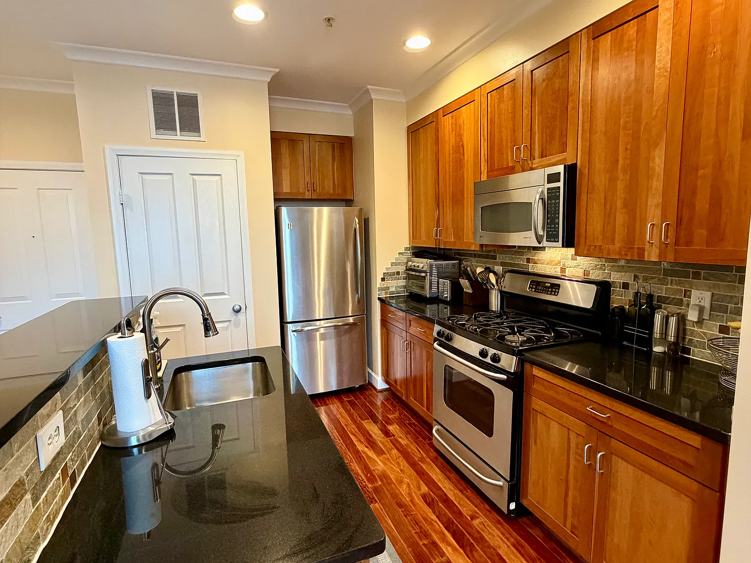 2 bed, 1.5 bath, 850 sqft, $3,290 — Photo 2