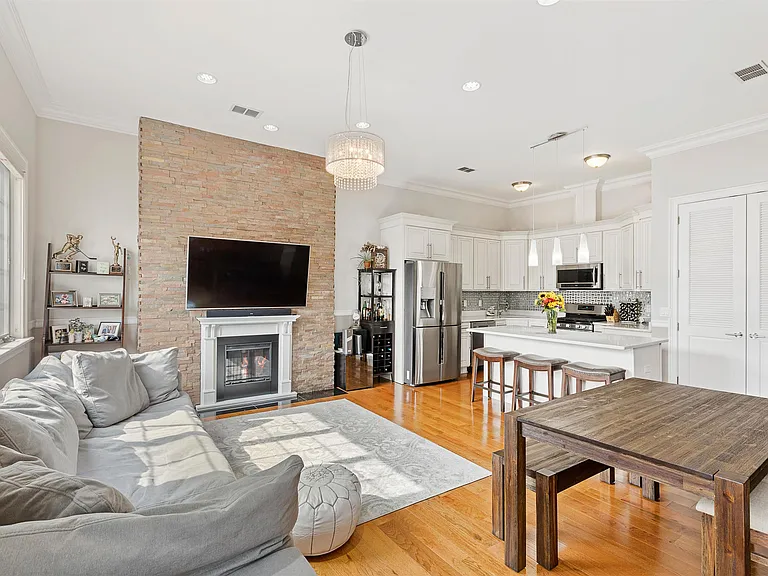 305 New York Ave #2 — Photo 7