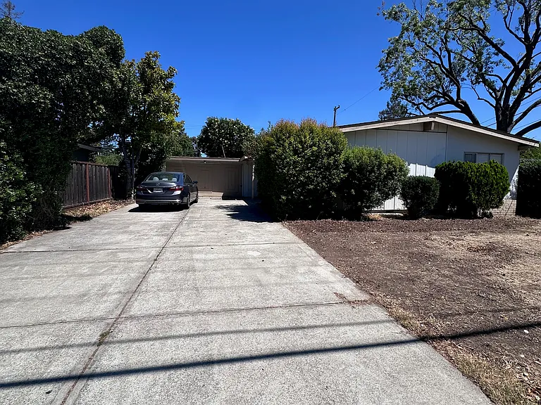 737 Budd Ave — Photo 1