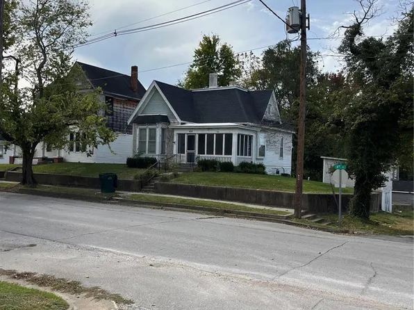 420 N 4th St, Louisiana, MO 63353