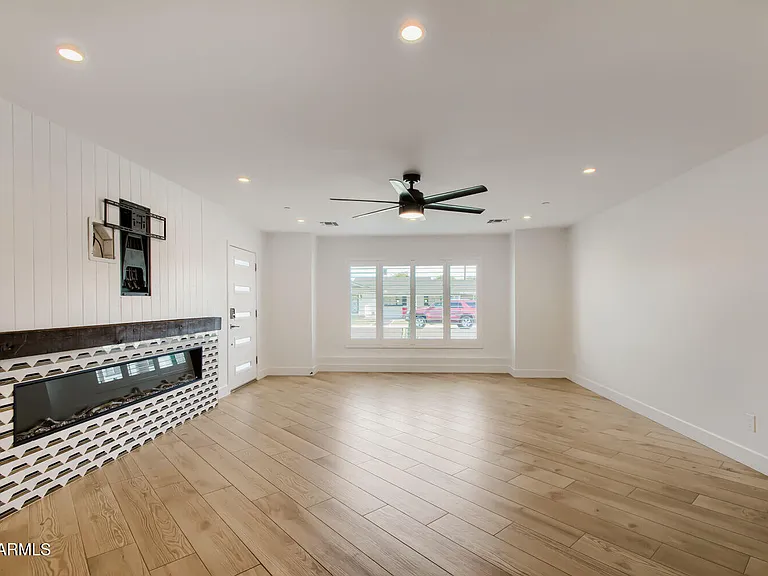 8318 E Sells Dr — Photo 5