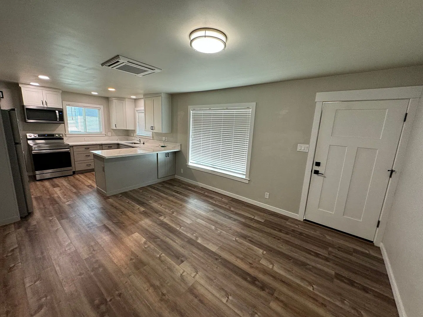 Nice 2 Bed 1 Bath In Great Location In Aubun! — Photo 4
