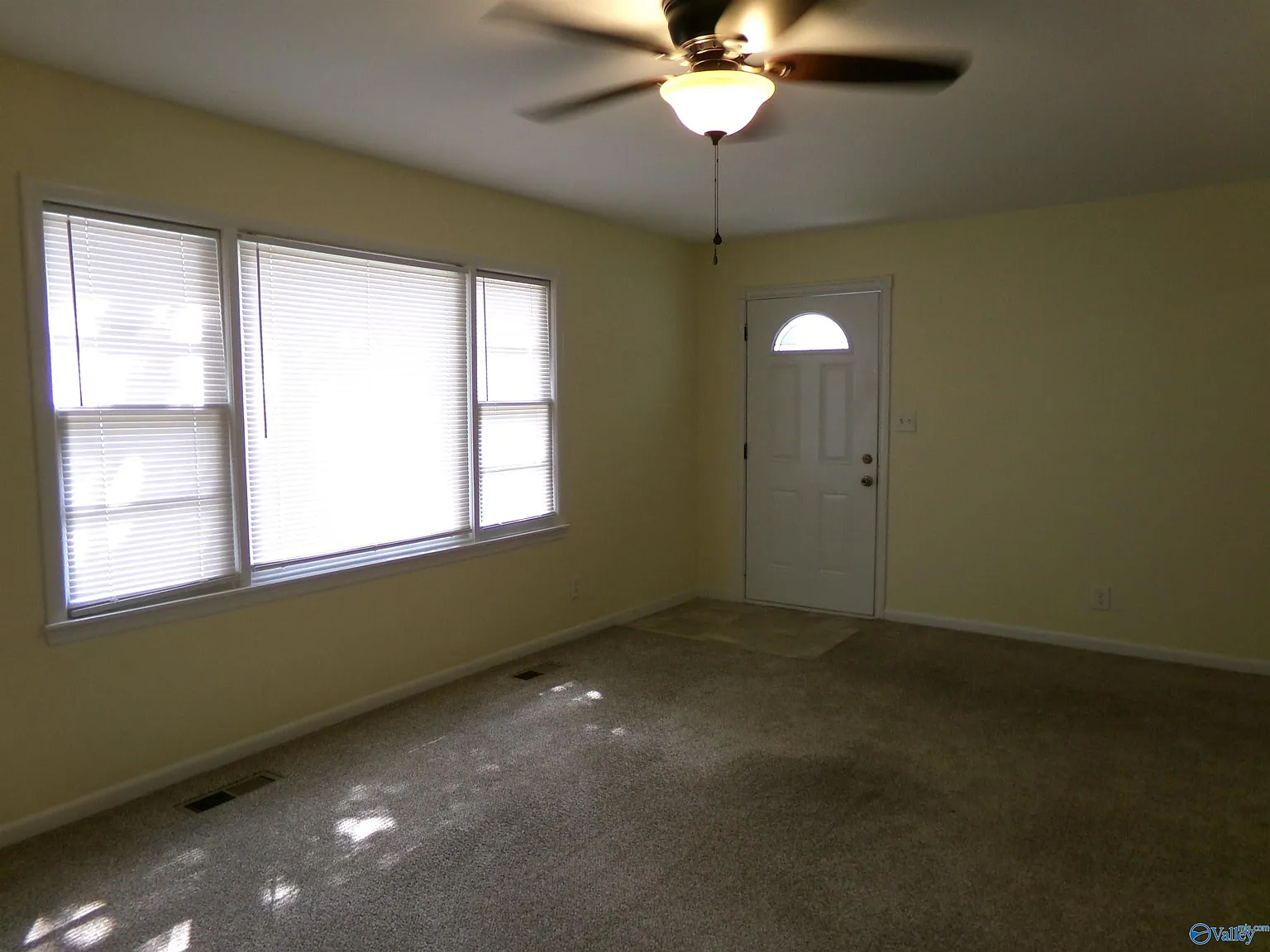 3 bed, 1.0 bath, 1065 sqft, $1,295 — Photo 2
