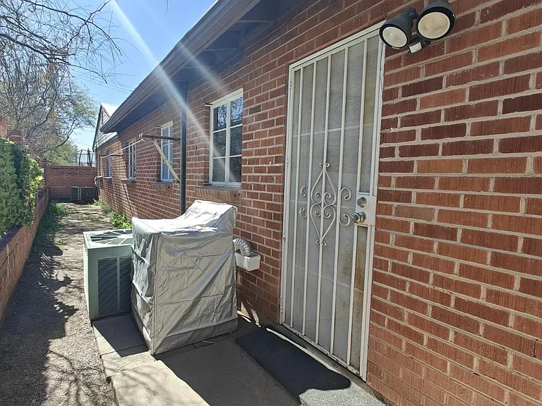 2260 E Spring St — Photo 14