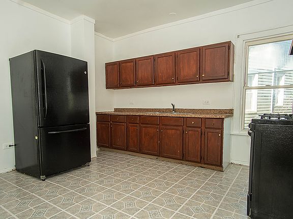 4th image of 534 E Benton St