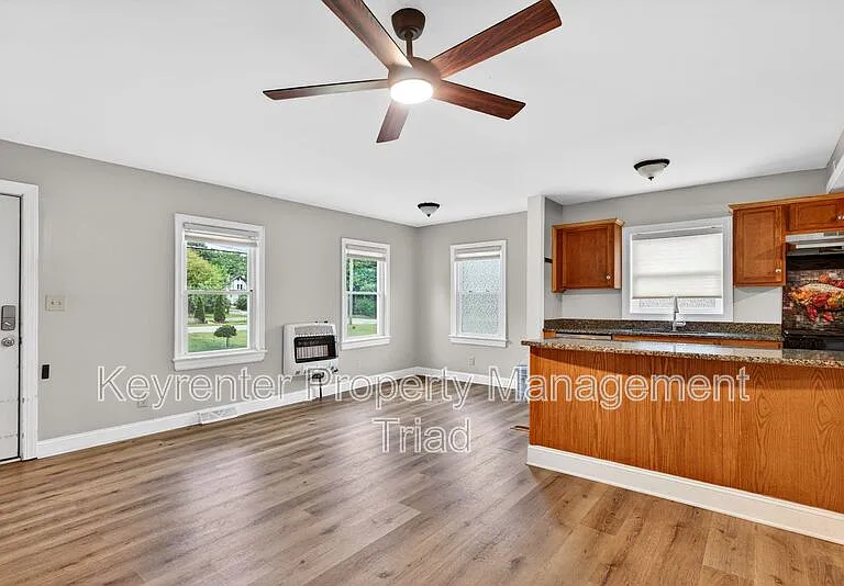 704 E Lexington Ave — Photo 4
