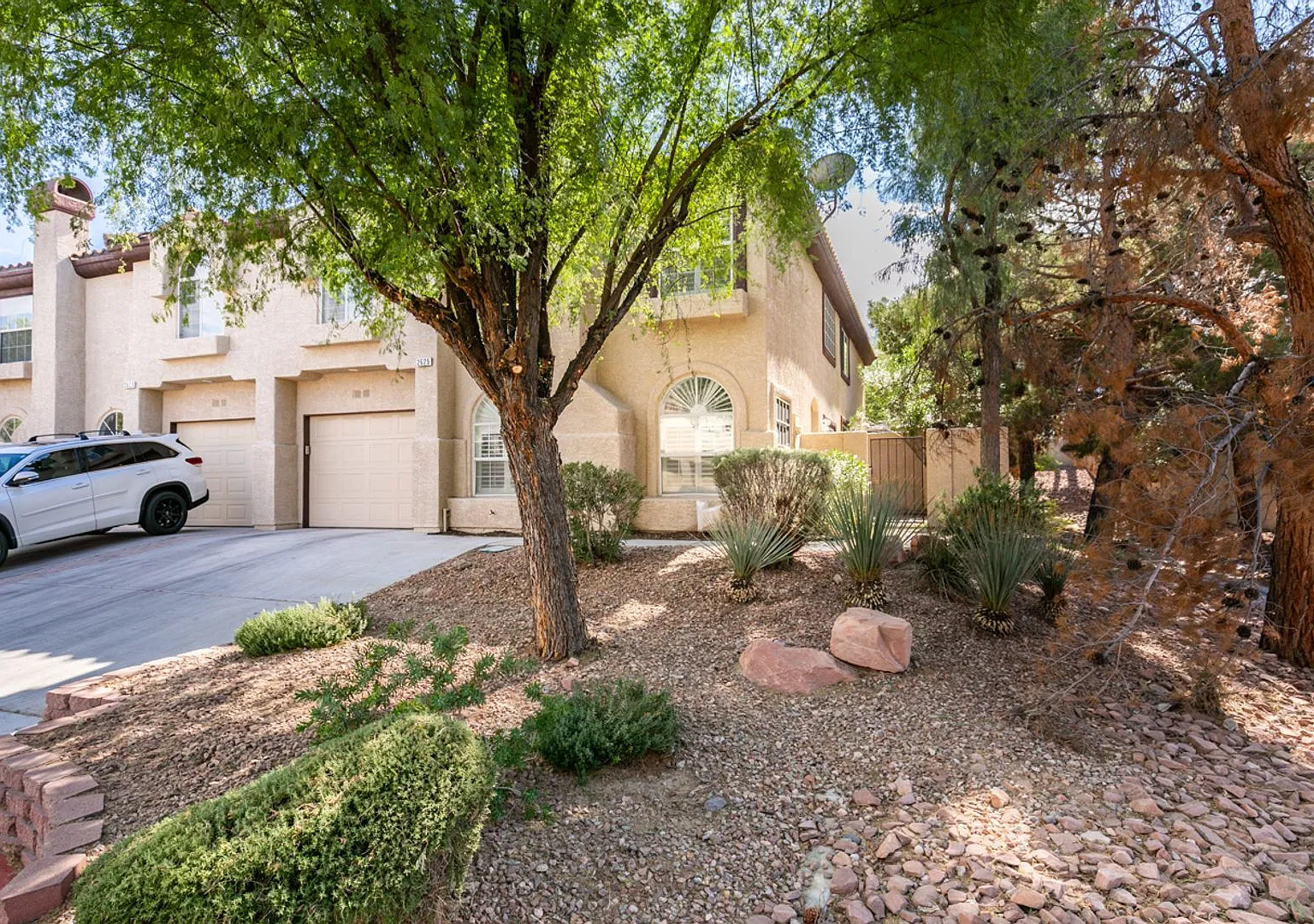 Charming 3-Bedroom Townhome in Stone Canyon, Henderson! — Photo 2