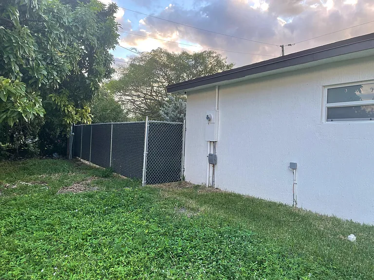 2360 NW 14th St — Photo 17