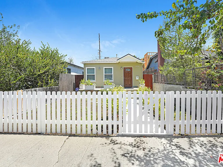 2050 Walgrove Ave — Photo 10