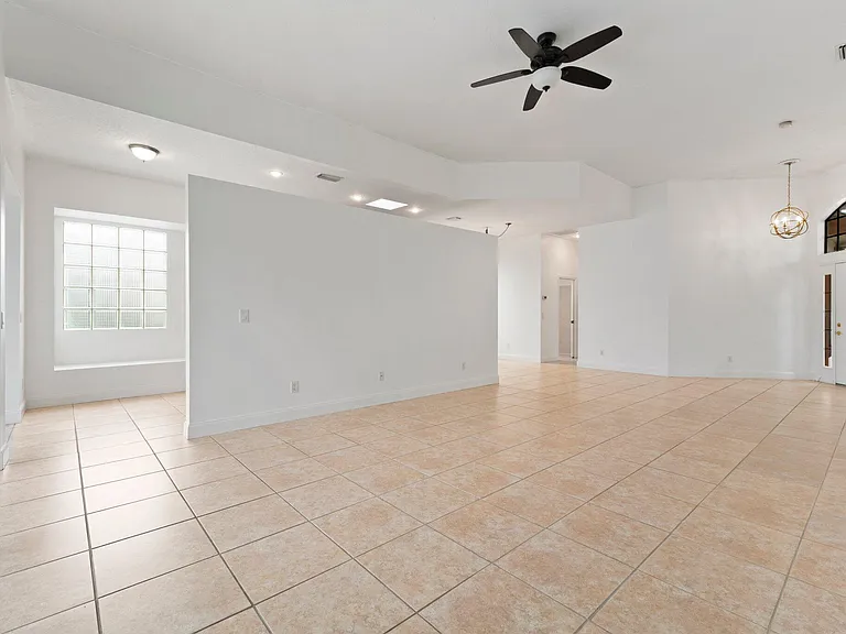 435 SW Jefferson Cir — Photo 7