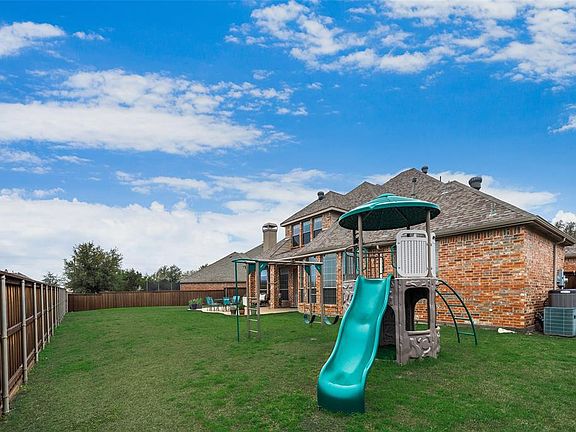4th image of 1104 Dickinson Dr