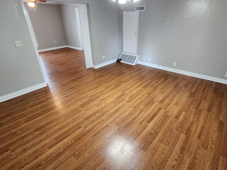 225 E Edwards St — Photo 16